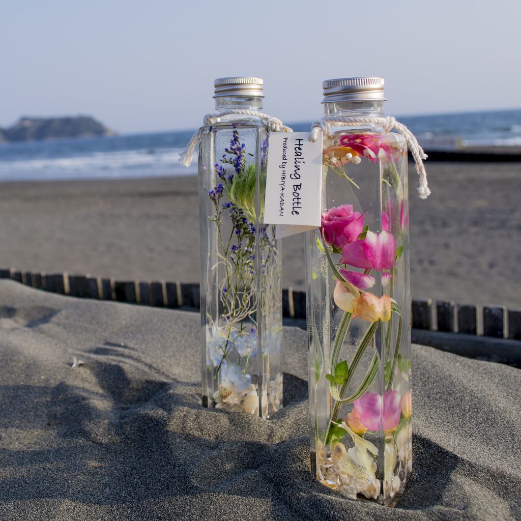 ガラスボトルの中に花がふわりと浮かぶインテリア 「Healing Bottle」の夏限定モデルを HibiyaKadan Styleの店舗